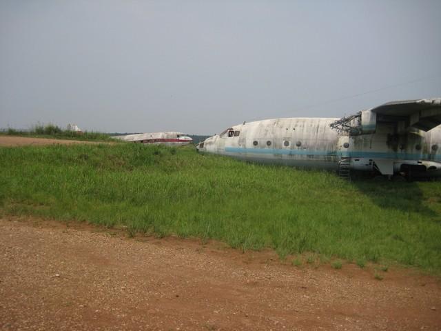 Epaves_a_cote_hangar_Miba.JPG - Epaves à côté du hangar Miba