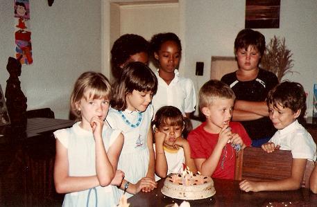 ann1984.jpg - Anniversaire 1984 Isabelle Brabant - Valérie Duchenne - Liliane Rodriguez - Yves Brabant - Nicolas Duchenne - Colette et Annick Martin - Yves Rousseau