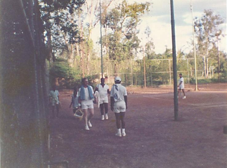 54.jpg - Tournoi de tennis novembre 1982 : Florent Coune - Louis Kabongo